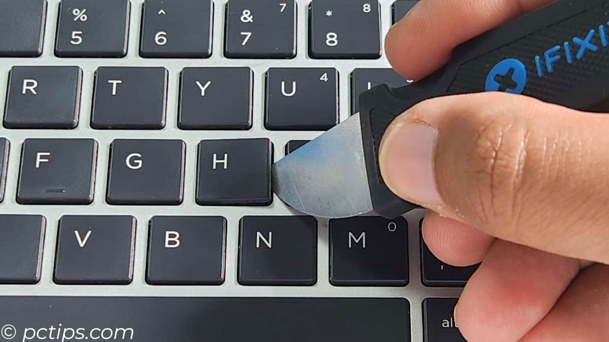 insert pry tool in laptop