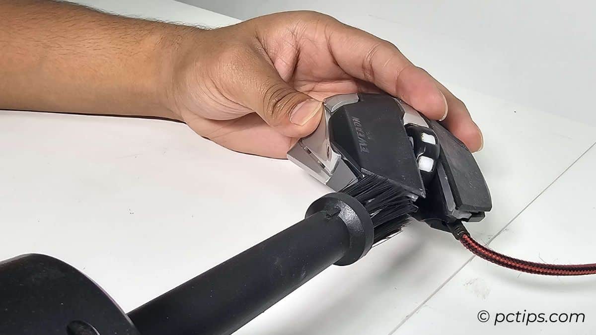 cleaning mouse buttons